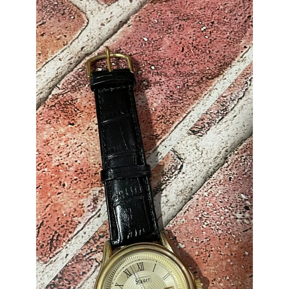 Stauer‎ Metropolitan Gold Tone Watch Roman Numeral Date Black Leather Strap Box